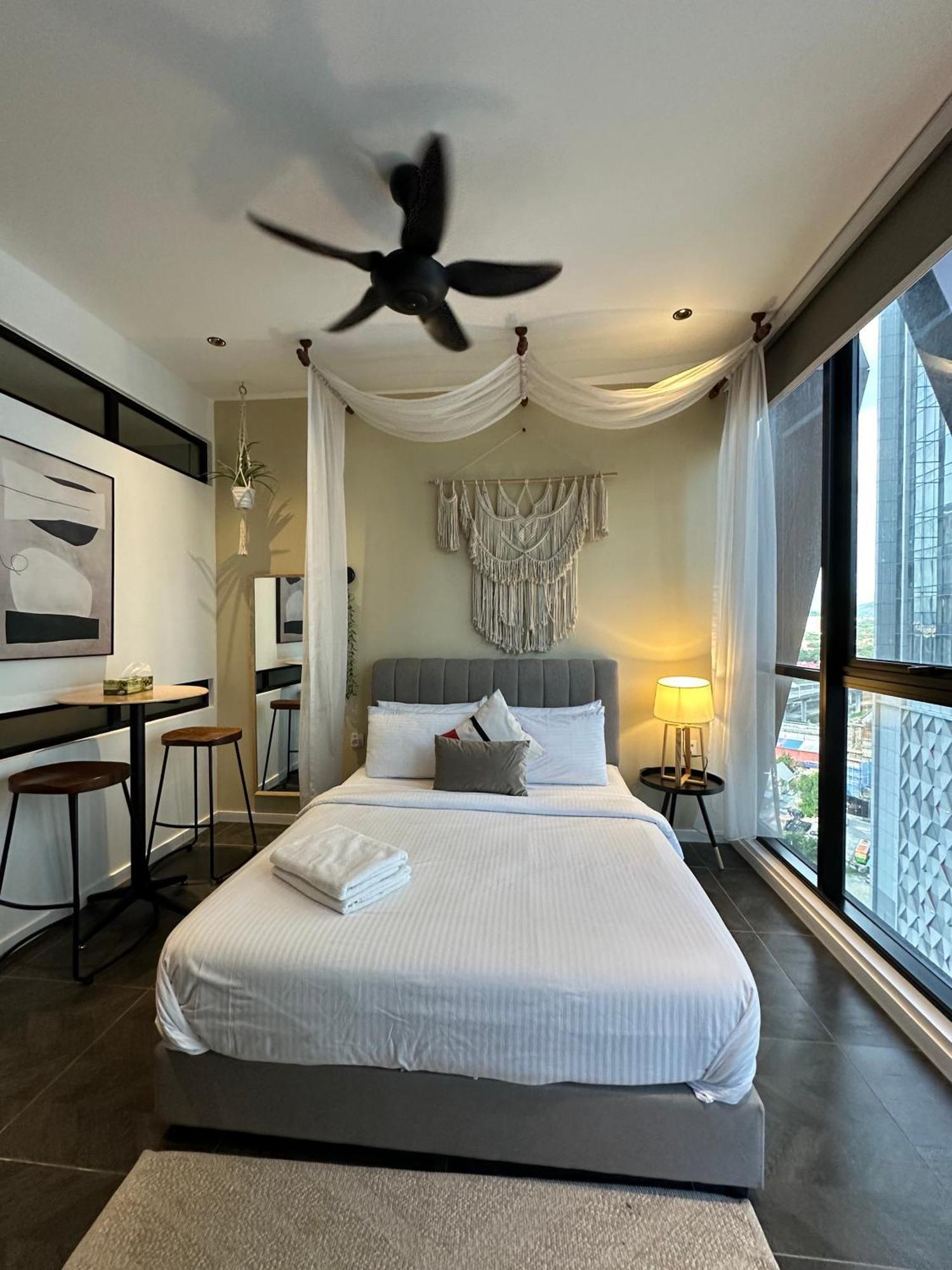 Scarletz Suites Klcc By Numa Куала-Лумпур Экстерьер фото